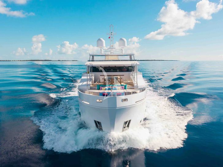 CURFEW II Mengi Yay Serenitas 31m - cruising bow shot CURFEW II Mengi Yay Serenitas 31m - cruising bow shot