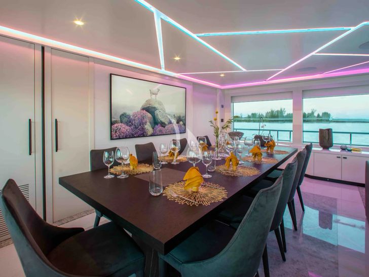 CURFEW II Mengi Yay Serenitas 31m - dining set up CURFEW II Mengi Yay Serenitas 31m - dining set up