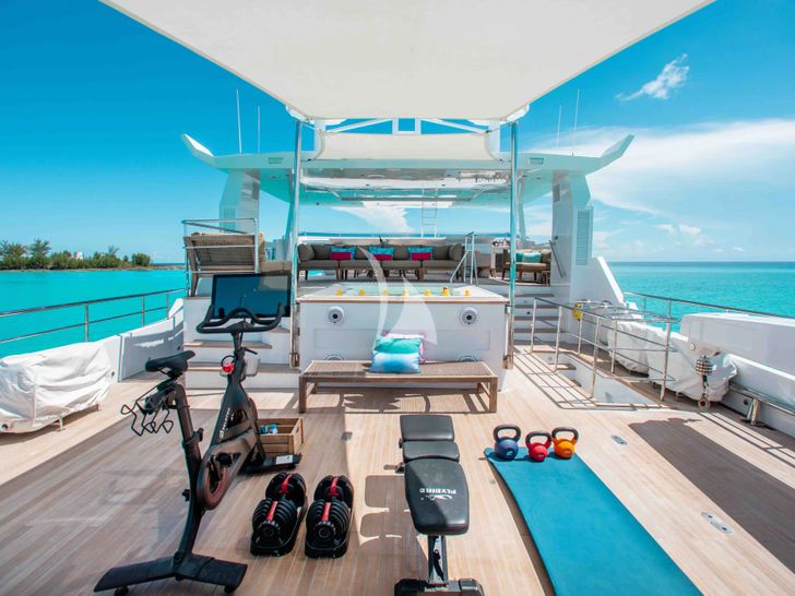 CURFEW II Mengi Yay Serenitas 31m - flybridge gym set up CURFEW II Mengi Yay Serenitas 31m - flybridge gym set up