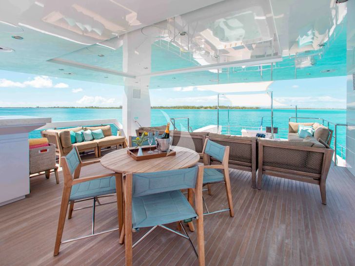 CURFEW II Mengi Yay Serenitas 31m - flybridge seating area CURFEW II Mengi Yay Serenitas 31m - flybridge seating area