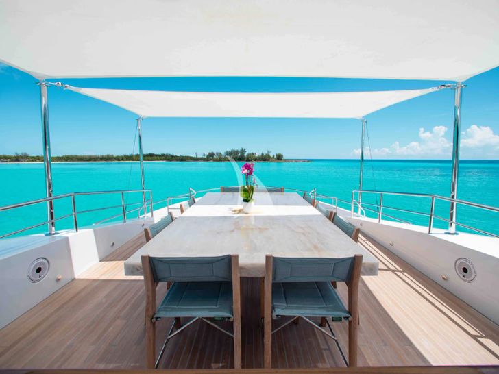 CURFEW II Mengi Yay Serenitas 31m - foredeck dining area CURFEW II Mengi Yay Serenitas 31m - foredeck dining area