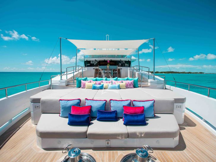 CURFEW II Mengi Yay Serenitas 31m - foredeck CURFEW II Mengi Yay Serenitas 31m - foredeck