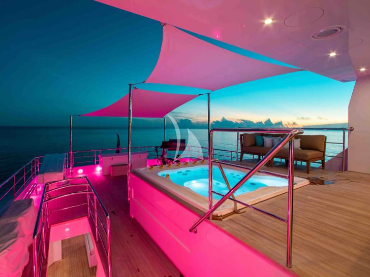 CURFEW II Mengi Yay Serenitas 31m - jacuzzi at night CURFEW II Mengi Yay Serenitas 31m - jacuzzi at night