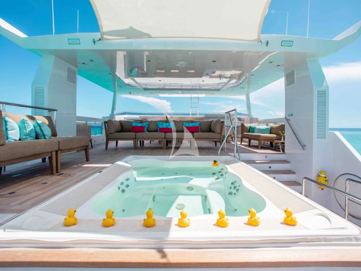 CURFEW II Mengi Yay Serenitas 31m - jacuzzi CURFEW II Mengi Yay Serenitas 31m - jacuzzi