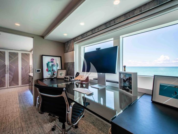 CURFEW II Mengi Yay Serenitas 31m - master cabin working area CURFEW II Mengi Yay Serenitas 31m - master cabin working area