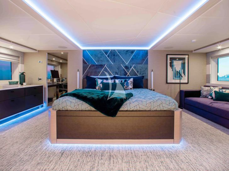 CURFEW II Mengi Yay Serenitas 31m - master cabin CURFEW II Mengi Yay Serenitas 31m - master cabin
