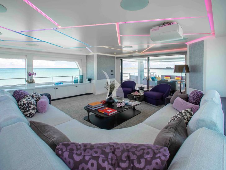 CURFEW II Mengi Yay Serenitas 31m - saloon CURFEW II Mengi Yay Serenitas 31m - saloon