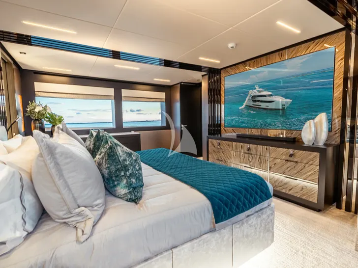 CYNDERELLA Hargrave 116 - master cabin bed and TV CYNDERELLA Hargrave 116 - master cabin bed and TV
