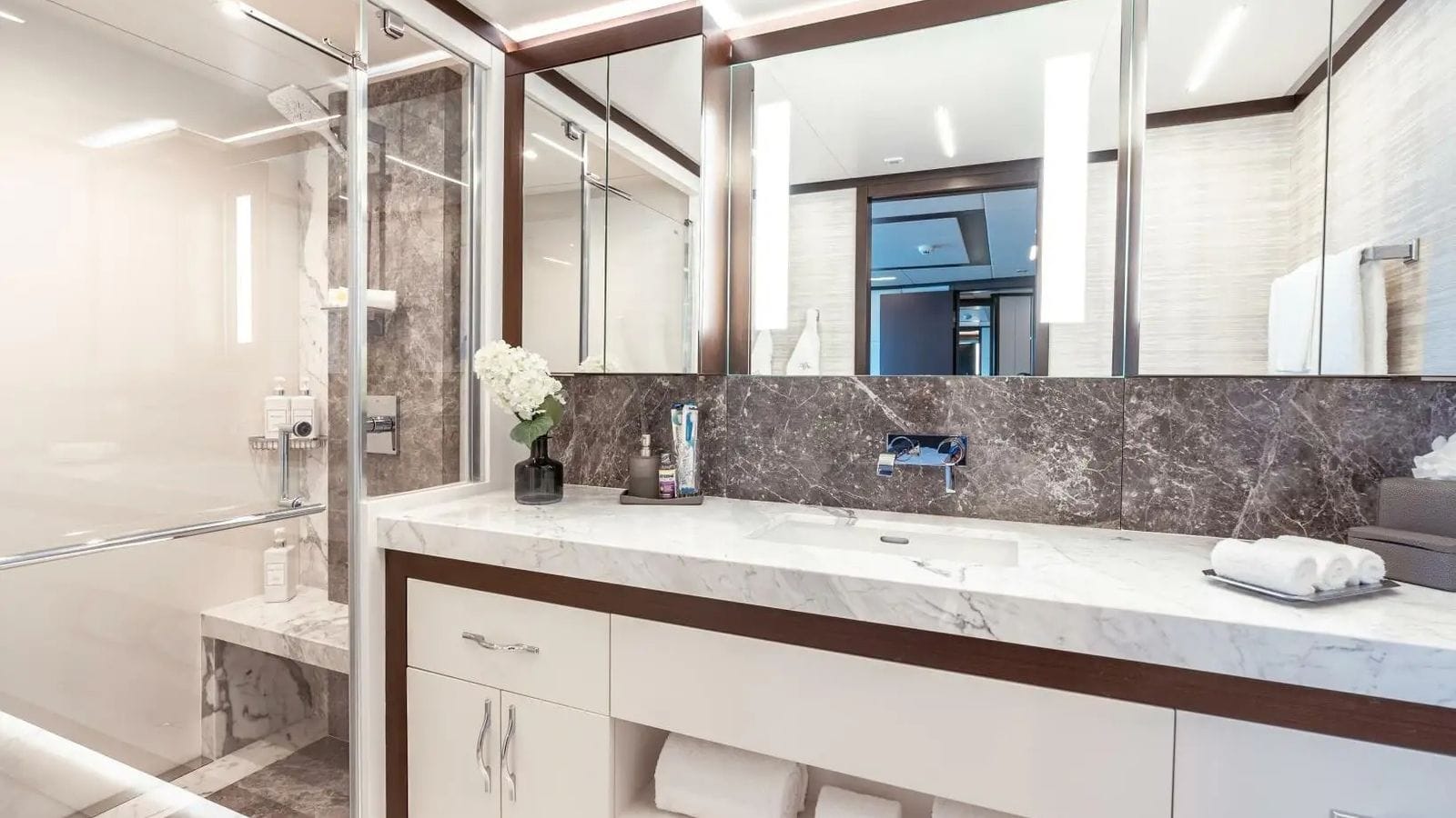 Charter Yacht CYNDERELLA - Hargrave 101 - 5 Cabins - Newport - Martha's Vineyard - Nantucket - New England