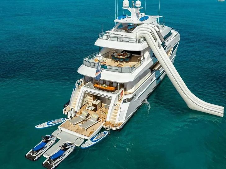 CYNDERELLA Hargrave 101 - anchored with the water sports CYNDERELLA Hargrave 101 - anchored with the water sports