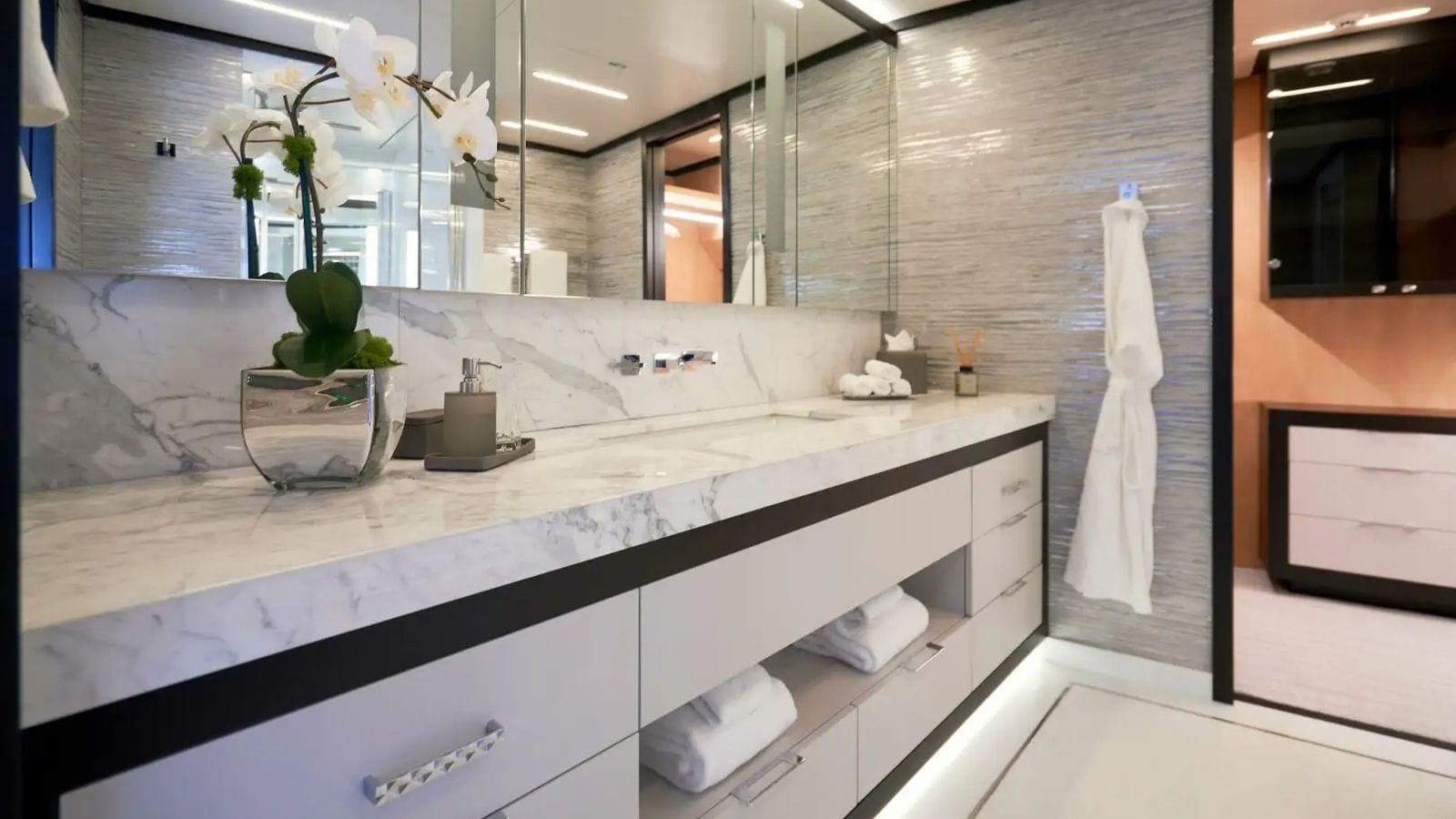 Charter Yacht CYNDERELLA - Hargrave 101 - 5 Cabins - Newport - Martha's Vineyard - Nantucket - New England