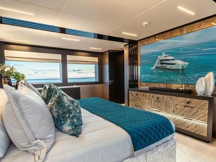 CYNDERELLA Hargrave 101 - master cabin bed and TV CYNDERELLA Hargrave 101 - master cabin bed and TV