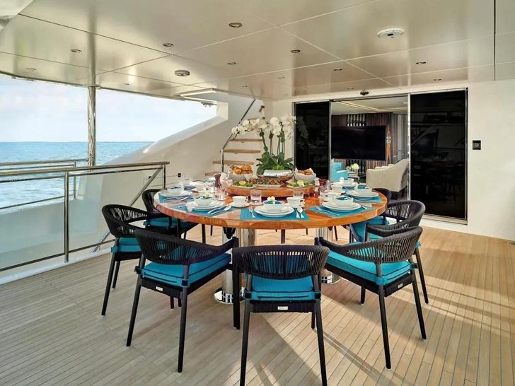 CYNDERELLA Hargrave 101 - sundeck alfresco dining area CYNDERELLA Hargrave 101 - sundeck alfresco dining area