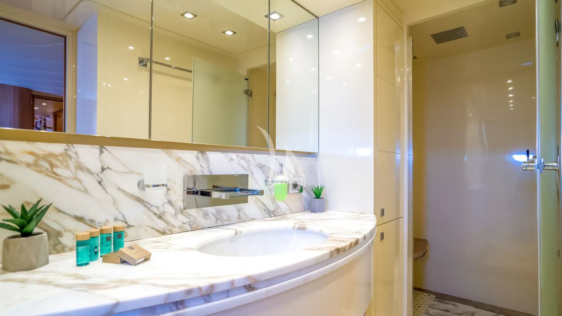 CYNTHIA Maiora 35 DP - VIP cabin 1 bathroom