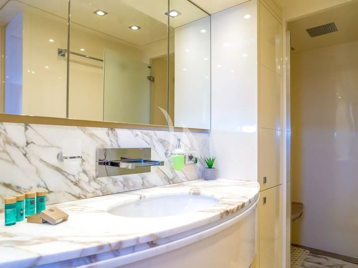 CYNTHIA Maiora 35 DP - VIP cabin 1 bathroom CYNTHIA Maiora 35 DP - VIP cabin 1 bathroom