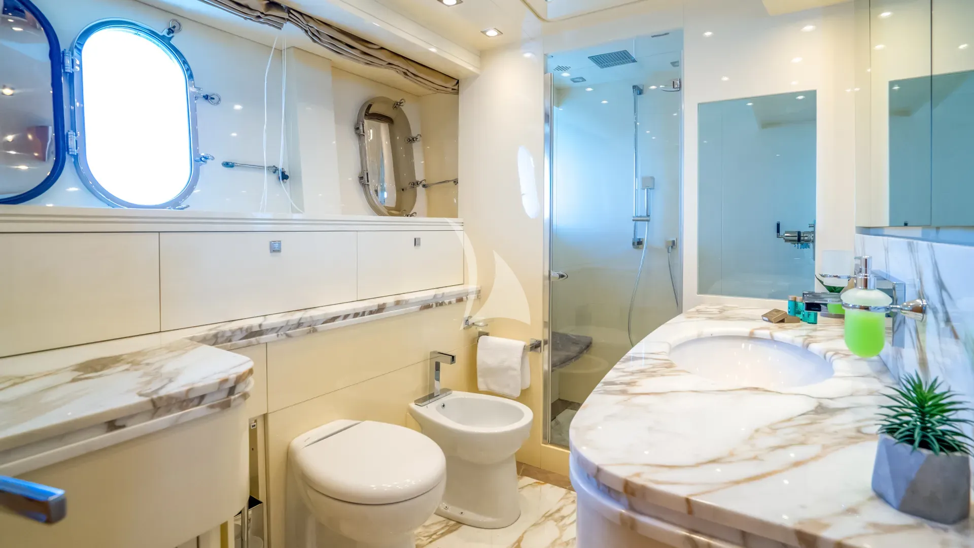 CYNTHIA Maiora 35 DP - VIP cabin 2 bathroom