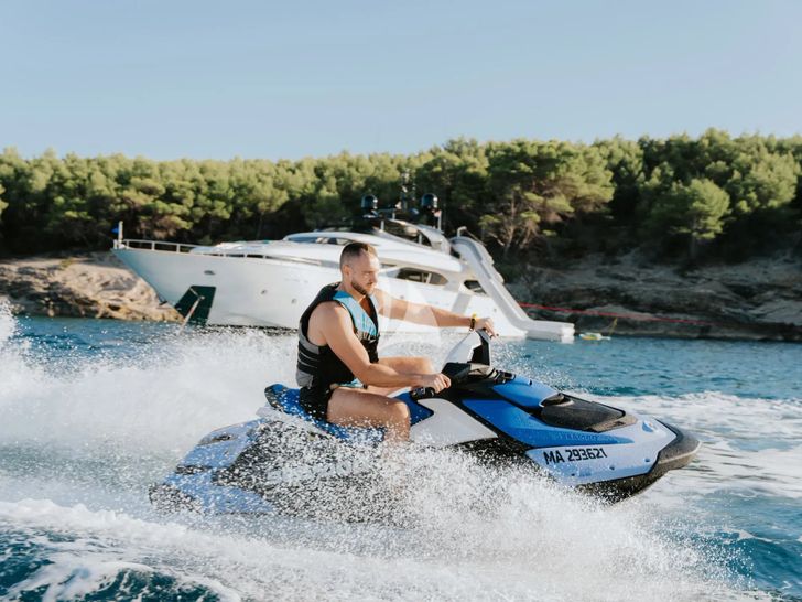 CYNTHIA Maiora 35 DP - jet skiing CYNTHIA Maiora 35 DP - jet skiing