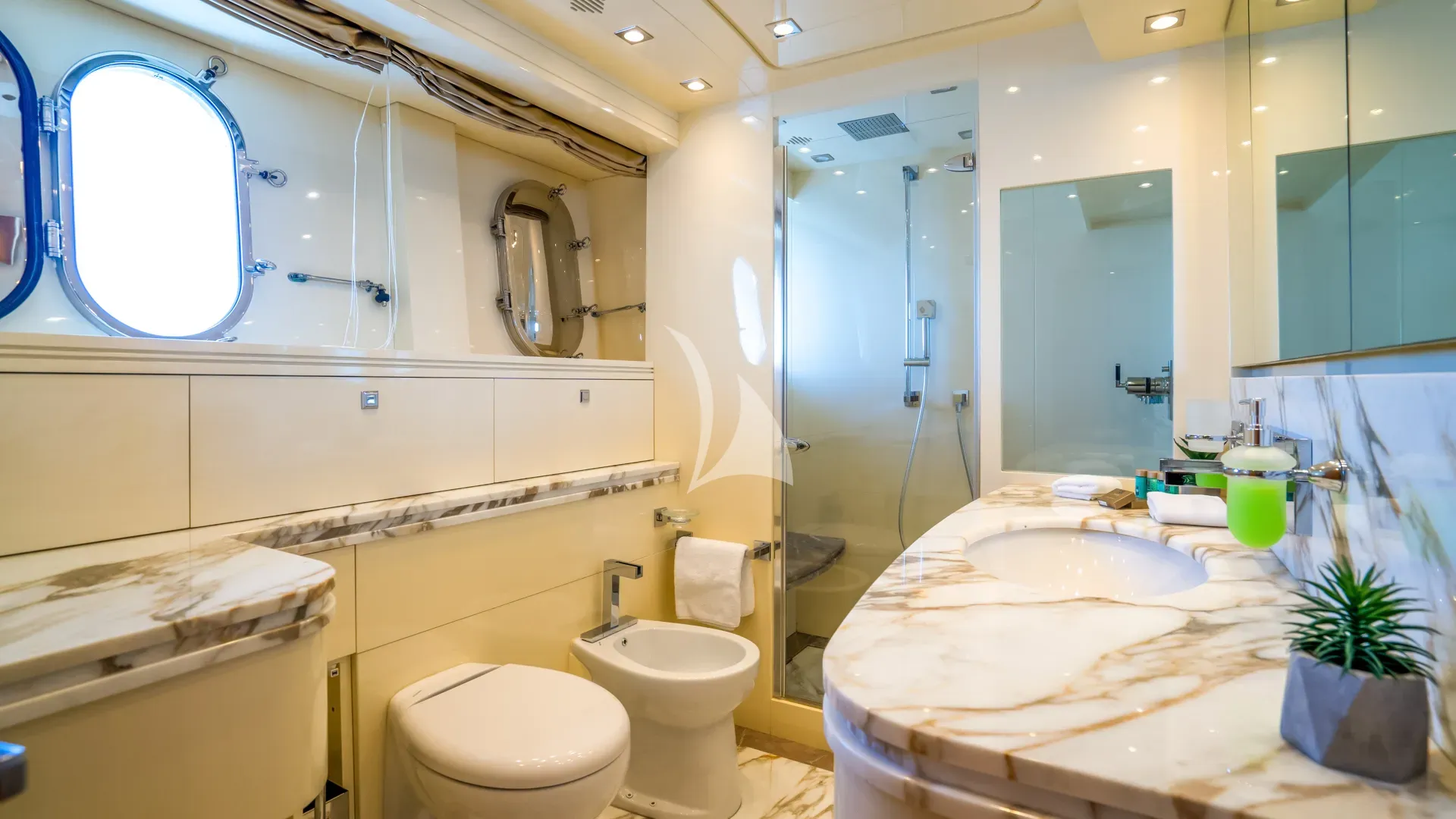 CYNTHIA Maiora 35 DP - master cabin bathroom