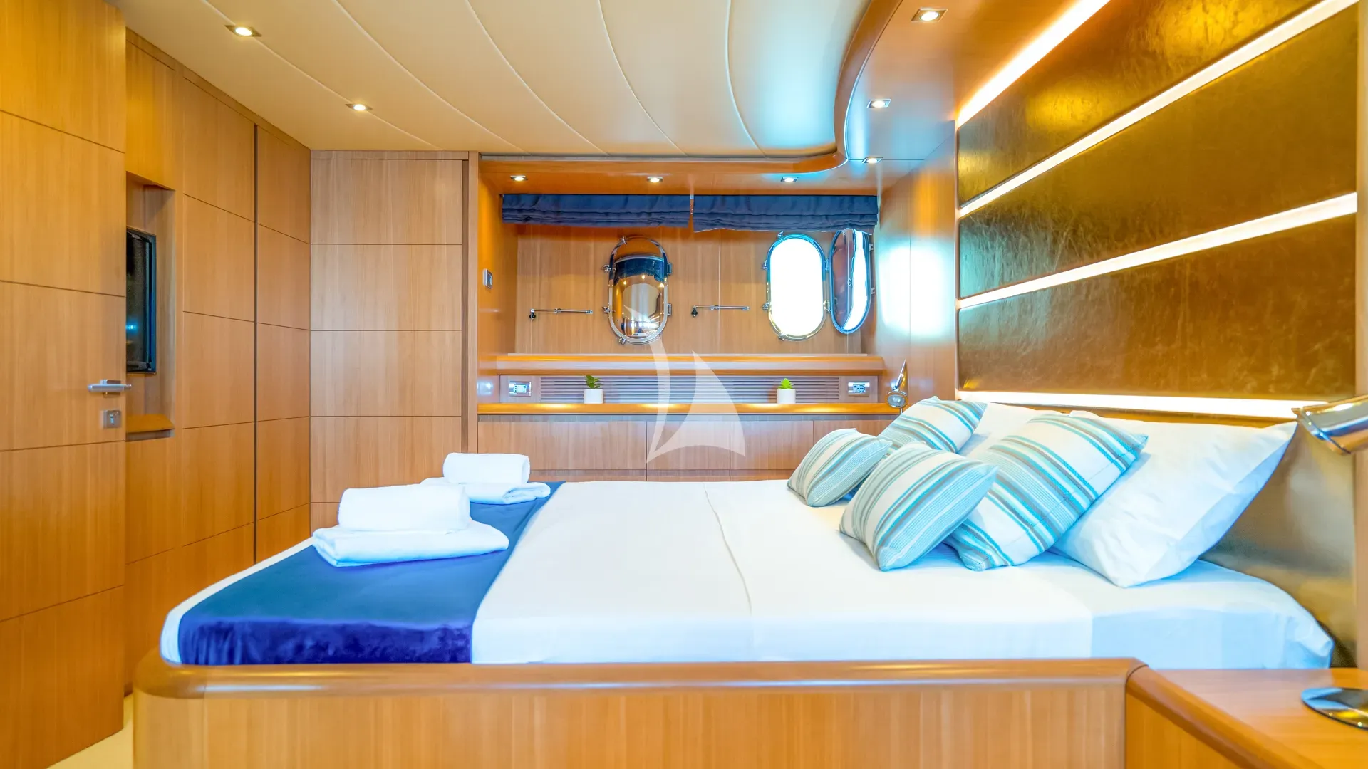 CYNTHIA Maiora 35 DP - master cabin bed