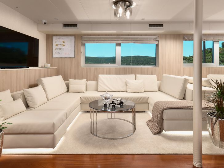 CRISTAL Custom 49m - saloon lounge CRISTAL Custom 49m - saloon lounge