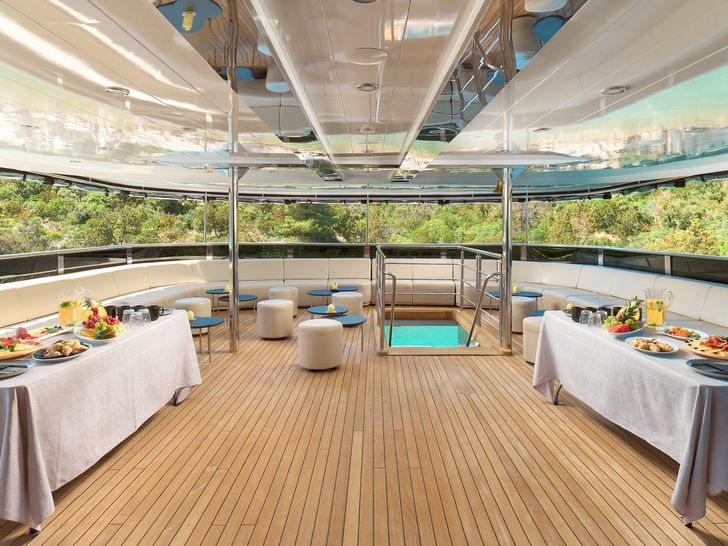 CRISTAL Custom 49m - alfresco dining set up CRISTAL Custom 49m - alfresco dining set up
