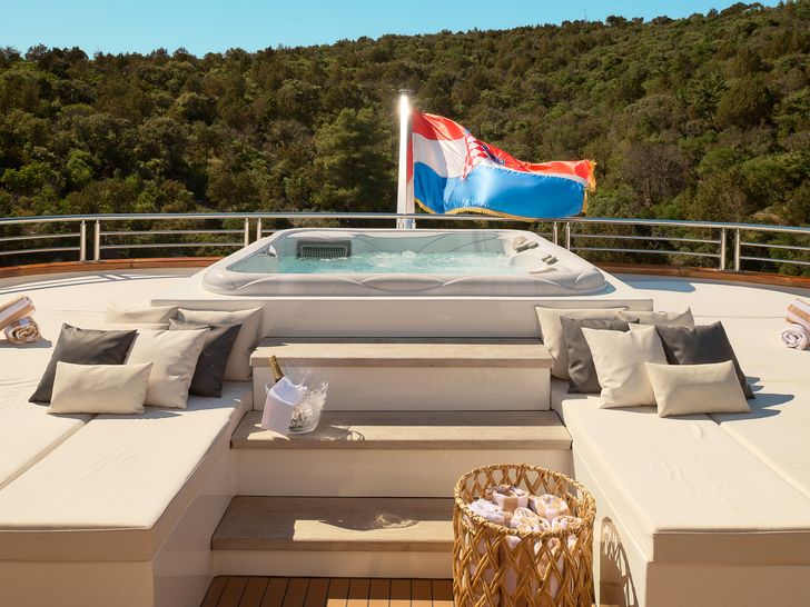 CRISTAL Custom 49m - sundeck jacuzzi CRISTAL Custom 49m - sundeck jacuzzi