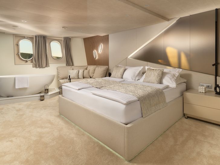 CRISTAL Custom 49m - master cabin CRISTAL Custom 49m - master cabin
