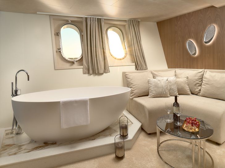 CRISTAL Custom 49m - master cabin tub CRISTAL Custom 49m - master cabin tub