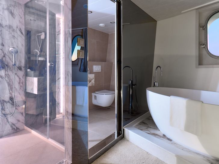 CRISTAL Custom 49m - twin cabin 2 bathroom CRISTAL Custom 49m - twin cabin 2 bathroom