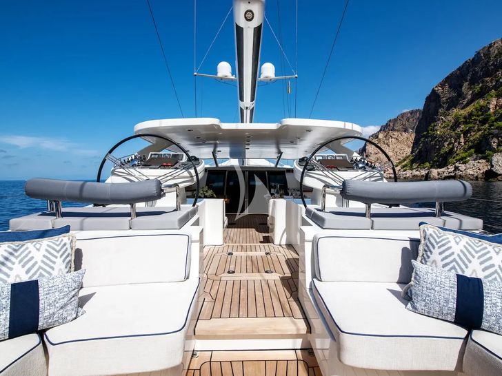 DAKOTA Fitzroy 38m - helm and seating DAKOTA Fitzroy 38m - helm and seating