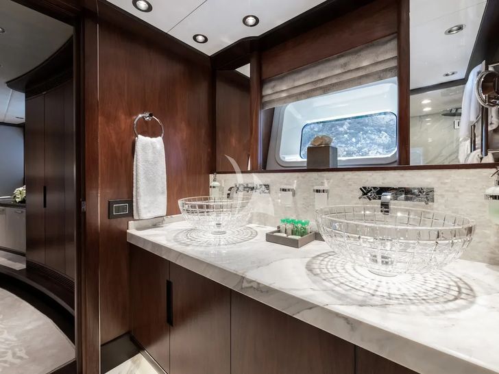 DAKOTA Fitzroy 38m - master cabin bathroom DAKOTA Fitzroy 38m - master cabin bathroom