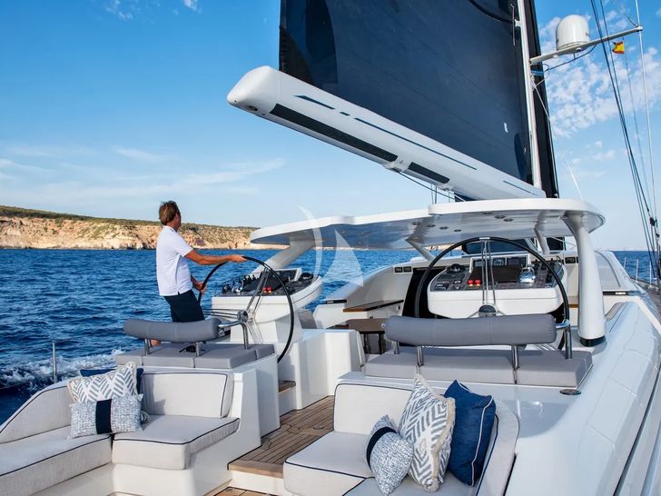 DAKOTA Fitzroy 38m - upper deck helm DAKOTA Fitzroy 38m - upper deck helm