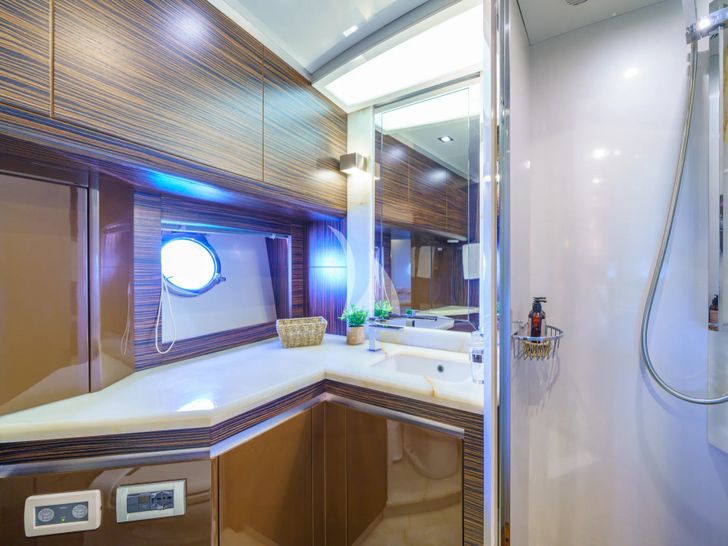 DALIA Dominator 780S - VIP cabin bathroom DALIA Dominator 780S - VIP cabin bathroom