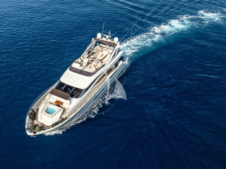 DALIA Dominator 780S - cruising aerial shot DALIA Dominator 780S - cruising aerial shot
