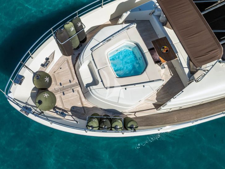 DALIA Dominator 780S - foredeck top shot DALIA Dominator 780S - foredeck top shot