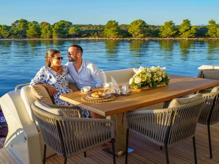 DALIA Dominator 780S - guests dining alfresco on the main aft deck DALIA Dominator 780S - guests dining alfresco on the main aft deck