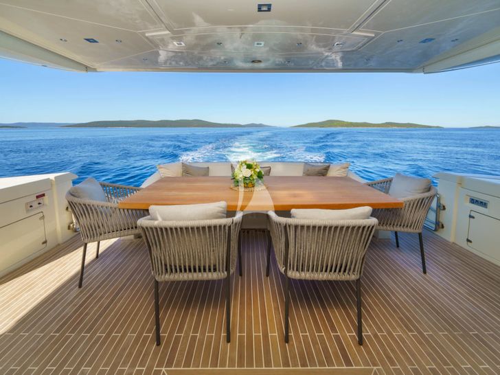 DALIA Dominator 780S - main aft deck DALIA Dominator 780S - main aft deck