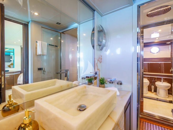 DALIA Dominator 780S - master cabin bathroom DALIA Dominator 780S - master cabin bathroom