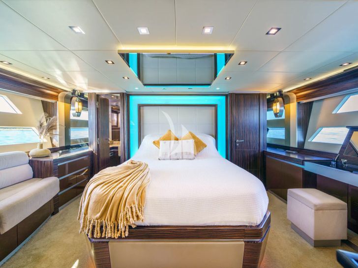 DALIA Dominator 780S - master cabin bed and couch DALIA Dominator 780S - master cabin bed and couch