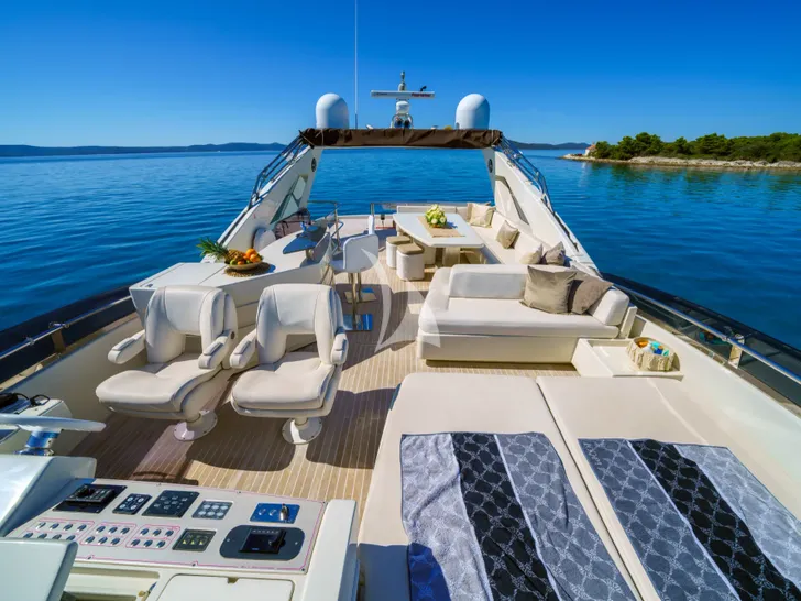 DALIA Dominator 780S - sundeck forward shot DALIA Dominator 780S - sundeck forward shot