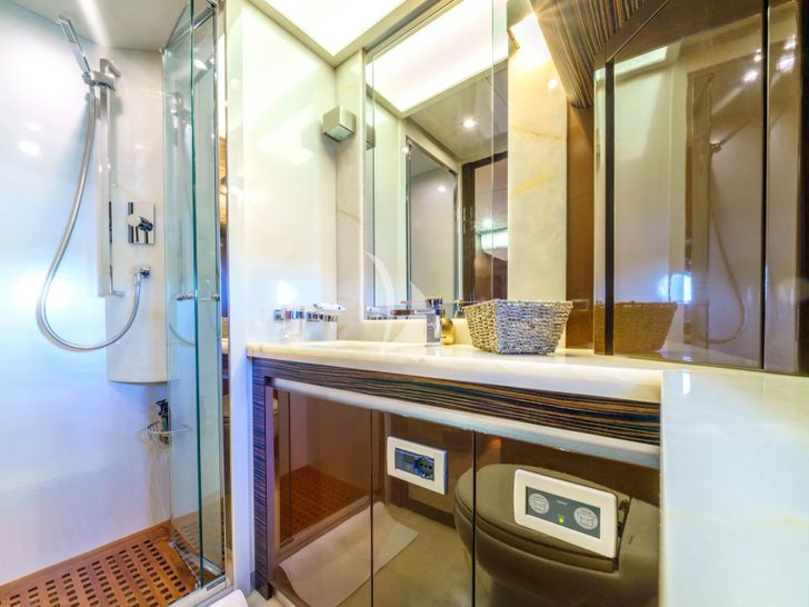 DALIA Dominator 780S - twin cabin bathroom DALIA Dominator 780S - twin cabin bathroom