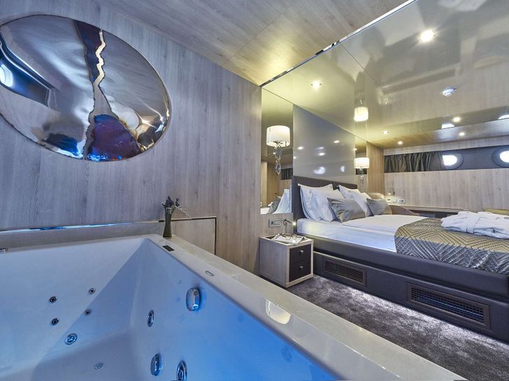 DALMATINO Custom Motor Sailer 43m - master cabin bed and jacuzzi DALMATINO Custom Motor Sailer 43m - master cabin bed and jacuzzi