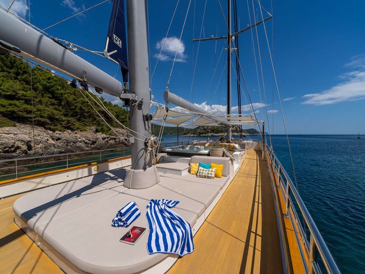 DALMATINO Custom Motor Sailer 43m - sun deck bronzing area DALMATINO Custom Motor Sailer 43m - sun deck bronzing area