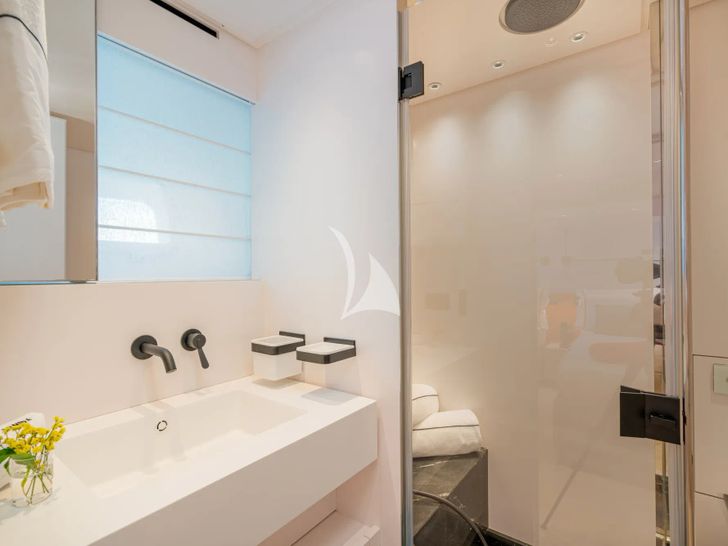 DANIDA Sanlorenzo SX88 - VIP cabin 1 bathroom DANIDA Sanlorenzo SX88 - VIP cabin 1 bathroom
