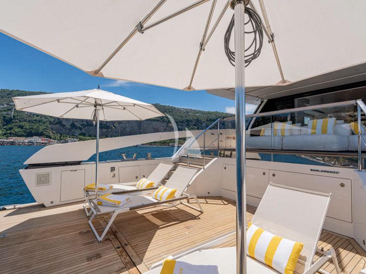 DANIDA Sanlorenzo SX88 - aft sun beds DANIDA Sanlorenzo SX88 - aft sun beds