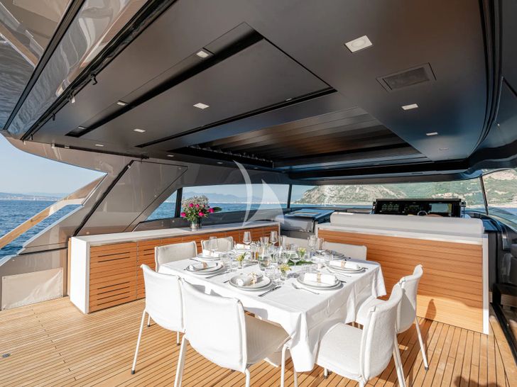 DANIDA Sanlorenzo SX88 - flybridge dining set up DANIDA Sanlorenzo SX88 - flybridge dining set up