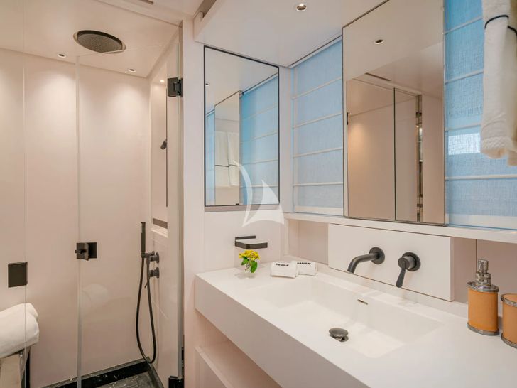 DANIDA Sanlorenzo SX88 - guest cabin bathroom DANIDA Sanlorenzo SX88 - guest cabin bathroom