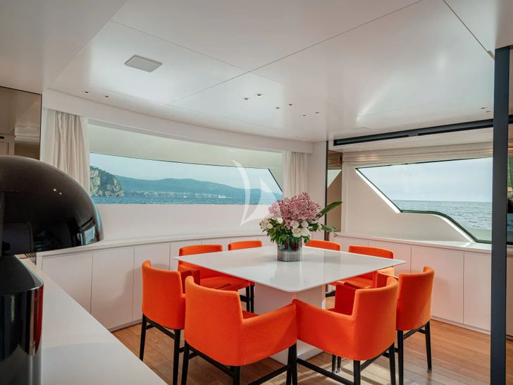 DANIDA Sanlorenzo SX88 - indoor dining area DANIDA Sanlorenzo SX88 - indoor dining area