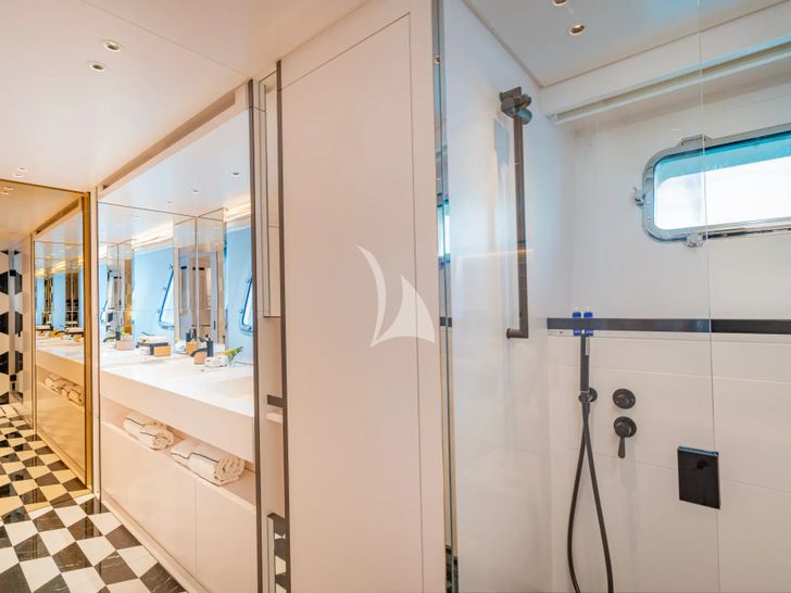 DANIDA Sanlorenzo SX88 - master cabin bathroom DANIDA Sanlorenzo SX88 - master cabin bathroom