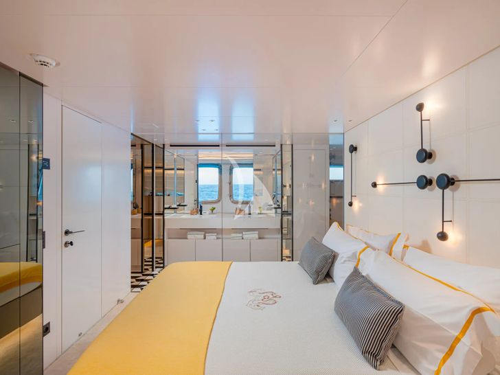 DANIDA Sanlorenzo SX88 - master cabin bed DANIDA Sanlorenzo SX88 - master cabin bed